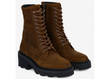 Bottines Mike ranger en oil suede chesnut de la marque Schmoove.